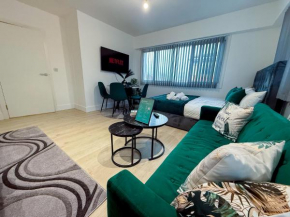 Modern 2 Bed Flat by Heathrow Airport, Free Parking